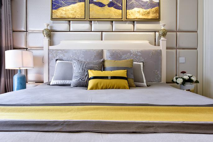 新中式风格家装设计室内装修效果图-卧室床头软包