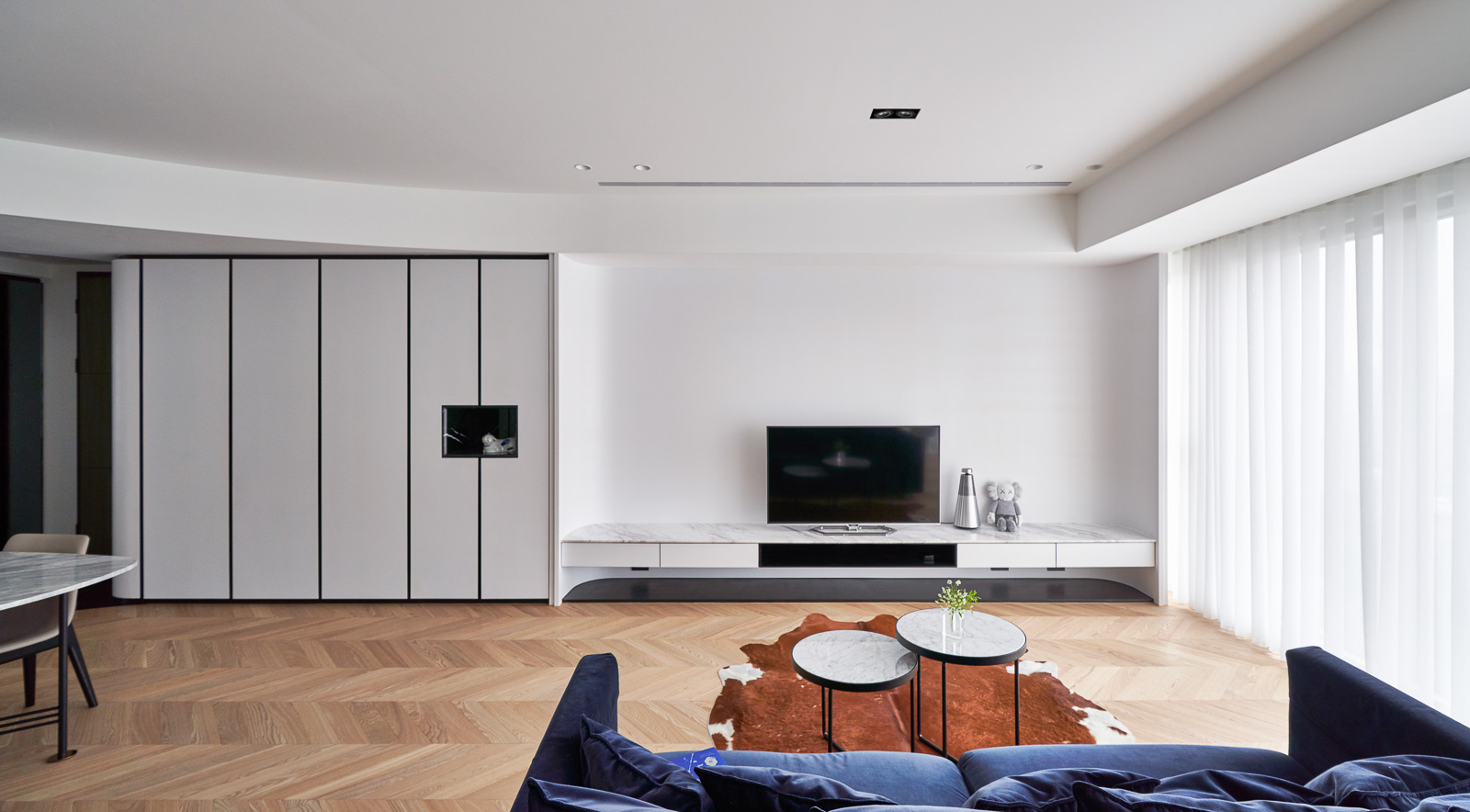 现代极简纯白风格室内家装案例效果图-客厅电视背景墙