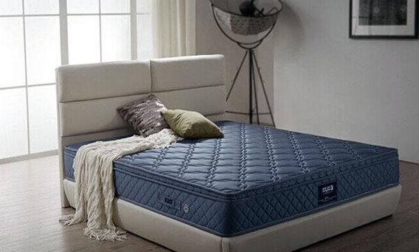 卧室室内装修设计舒适的床垫